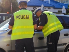 Znak D-42 to prawdziwa pułapka na kierowców. Masowo tracą prawa jazdy