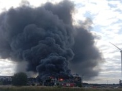 Płonie hala firmy meblarskiej. Kłęby dymu są widoczne z daleka