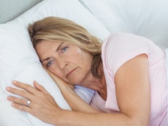 Jak poradzić sobie z problemami ze snem w czasie menopauzy? Trzy drobne zmiany robią wielką różnicę