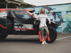 Sam Ryder i Dacia Sandrider. Imponujący wjazd rajdówką na festiwal