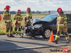 Zderzenie osobówki z naczepą ciągnika rolniczego [FOTO]