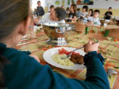 Podwyżki cen pewne. Tyle będą kosztować obiady w szkole od 2026. Nawet 400 zł na dziecko
