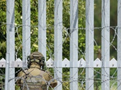Szturm migrantów na granicę. Ranny polski żołnierz