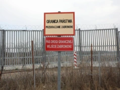 Niespokojnie na granicy. Żołnierz raniony przez agresywnych migrantów