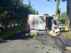 Wypadek w Smogorzewie. Kierował bez uprawnień i uderzył w drzewo