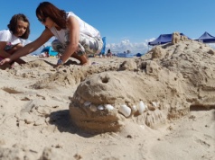 Amatorskie rzeźby z piasku ozdobiły plażę w Świnoujściu [ZDJĘCIA]