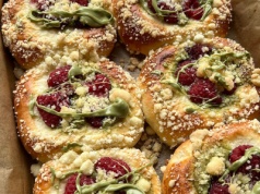 Drożdżówki z kremem pistacjowym i malinami