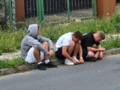 Uwaga! Policja prosi o pomoc w ustaleniu podejrzewanych o uszkodzenie pojazdu