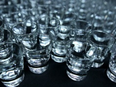 Ustalenia „Polityki”. Znani aktorzy odpowiedzą za reklamę alkoholu. To przełomowa sprawa