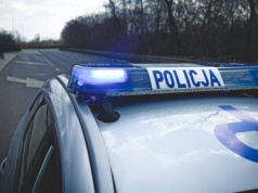 Radiowóz dachował podczas pościgu. Jedna osoba trafiła do szpitala