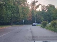 Parkują wzdłuż ulicy zamiast na wolnym parkingu. Problem na ulicy Puszkina