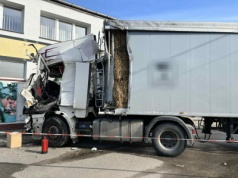 Potężna kraksa ciężarówek w Pieckach. Jeden z samochodów uderzył w budynek [ZDJĘCIA]