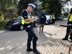 Samochód potrącił seniorkę na rowerze. Kobieta trafiła do szpitala