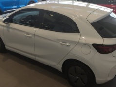 Pięciodrzwiowe MG z silnikiem 1.5 stoi w salonie za 62 650 zł. Pod ścianą i bez większego rozgłosu