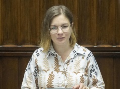 Posłanka Razem siedziała wraz z politykami PiS na Radzie Gabinetowej. Giertych grzmi…