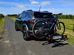 Nowa Dacia Duster 1.6 Hybrid 140 z bagażnikiem rowerowym. Ile pali i czy uchwyt z katalogu akcesoriów Dacii to dobry wybór?