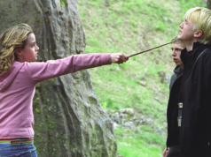 Hermiona i Draco przechadzają się po planie serialowego Harry’ego Pottera