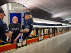 Próbował wepchnąć kobietę pod pociąg metra. Zaskakująca decyzja śledczych