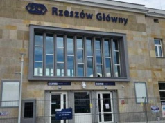 Kas biletowych w kontenerze już nie będzie. Po dwóch latach opóźnienia Rzeszów Główny wraca do życia