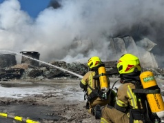 Pożar hali w Tarnowie opanowany, jedna osoba została poparzona [ZDJĘCIA]