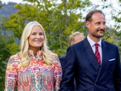 Księżna Mette-Marit pokazała się publicznie po skandalu. Jak ognia unikała pytań o syna