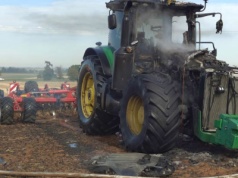Traktor zapalił się w trakcie prac polowych. W akcji 4 zastępy strażaków