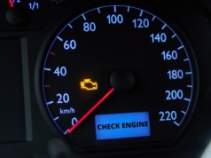 Świeci się kontrolka check engine. Czy mogę jechać dalej? Zasady są jasne