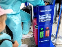 Ryanair podniesie premię dla pracowników. Tyle dostaną za zauważenie niewymiarowego bagażu podręcznego