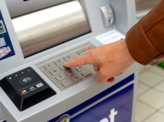 Idą do bankomatu i zapominają zabrać banknotów. Fala dziwnych incydentów