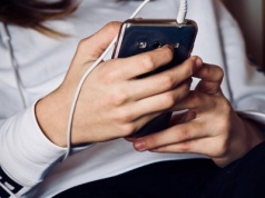 Dwie godziny ze smartfonem dziennie. Japońskie miasto chce ograniczeń