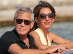 RZADKI WIDOK: George Clooney z żoną i DWÓJKĄ DZIECI na motorówce we Włoszech. Rodzice trzymają bliźnięta z dala od Hollywood