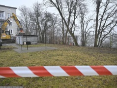Sąsiedzi od razu sięgnęli po telefon. Ciało leżało pod blokiem