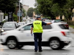 Policjant zrugał kierowcę, bo nie przejechał matki z wózkiem na pasach. 