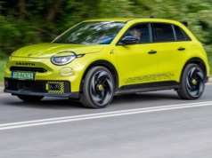 Abarth 600e jest rekordowo mocny, ale nie sprawdzaj tego, bo stanie po 200 km