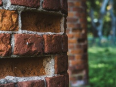 Elewacja bydgoskiego liceum lśni czerwienią cegły