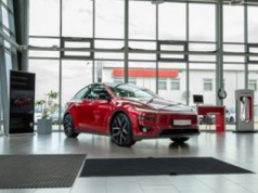 Tesla Model Y Performance wjechała do polskich salonów. 