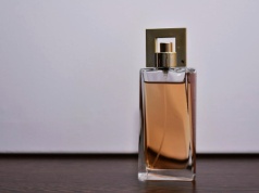 Jak dopasować francuskie perfumy lane do sukienki w zależności od pory roku?