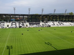 Autobusy dowiozą mieszkańców na otwarcie stadionu w Nowym Sączu. Gdzie zaparkować samochód?