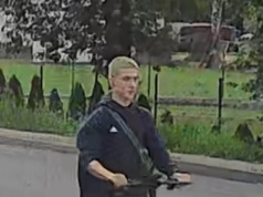 Jechał na hulajnodze, potrącił 6-latka i uciekł. Policja szuka mężczyzny ze zdjęcia