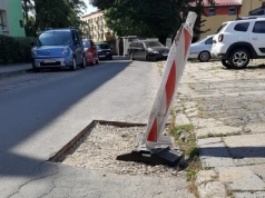 Wycieli dziurę w asfalcie i zostawili. Kierowcy mają utrudniony przejazd