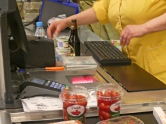 Nowa sieć sklepów rozpycha się w Polsce. Kusi pracowników pensją, jakiej nie da Lidl ani Biedronka