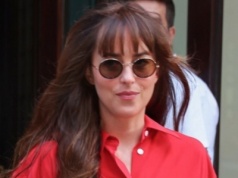 Oto najmodniejszy kolor na jesień 2025. Dakota Johnson nosi od dawna