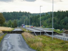 Osuwisko na najważniejszej drodze w Norwegii. Zepchnęło auto do wody