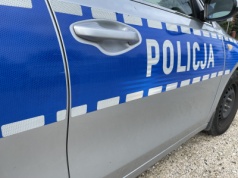 Samochód uderzył w barierki – trzy osoby poszkodowane