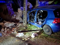 Golf z impetem wbił się w mur. Kierowca nie żyje, 19-latek w szpitalu