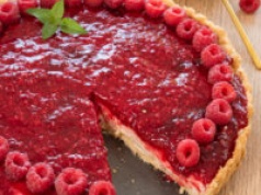 Tarta z kremem waniliowym i malinami