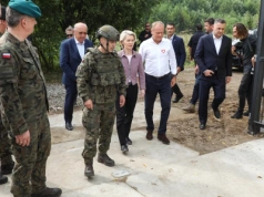 Tusk i von der Leyn na granicy z Białorusią. 