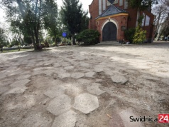 Droga na cmentarz przy al. Brzozowej nie będzie już torem przeszkód. Rusza remont