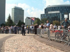 Obchody podzielone barierkami. Były opozycjonista z apelem do prezydenta
