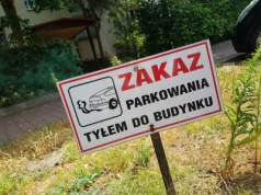 Stawiasz auto, a tam zakaz parkowania tyłem do budynku. Czy grozi za to mandat?